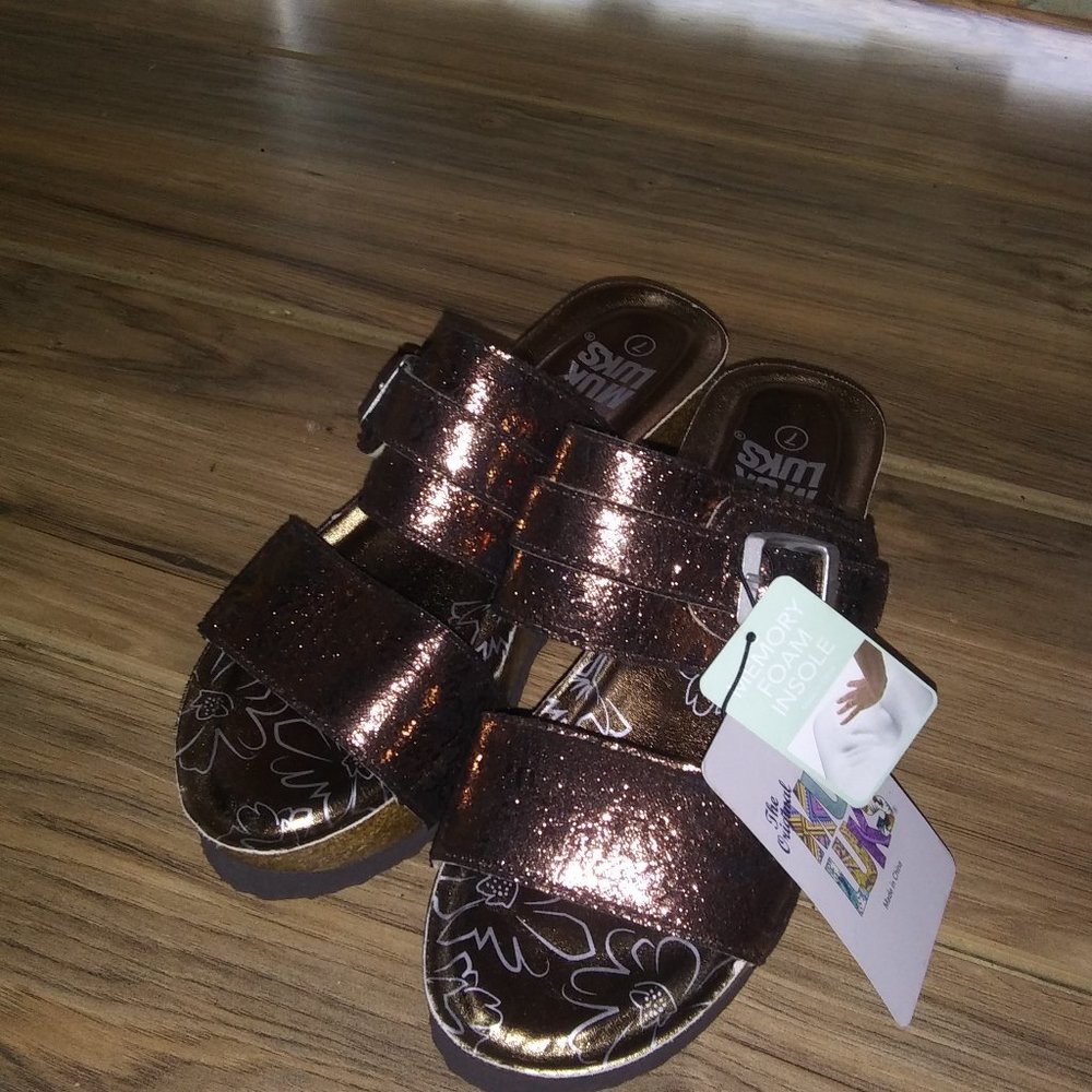 Muk Lucks size 7 sandals 5 inch wedge